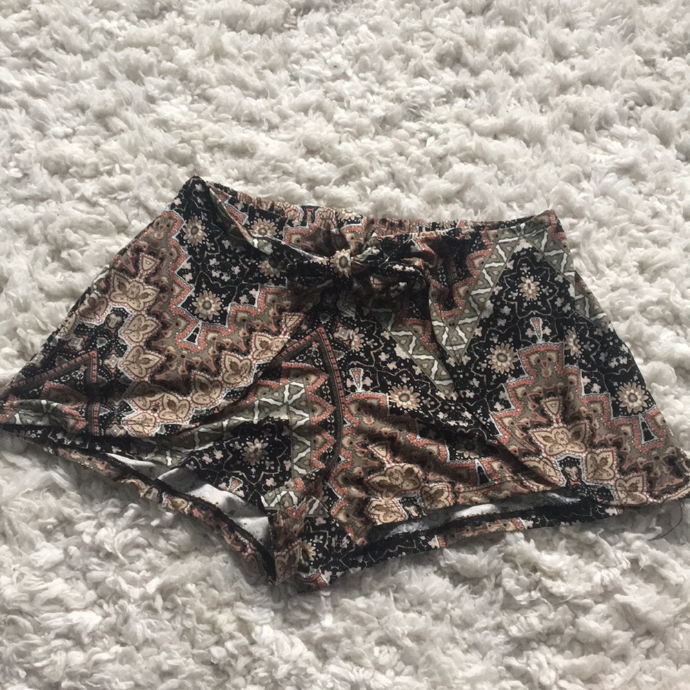 CUTE FLIRTY FLOWY SHORTS. S🅾️LD 🅾️N ♏️ERCARI